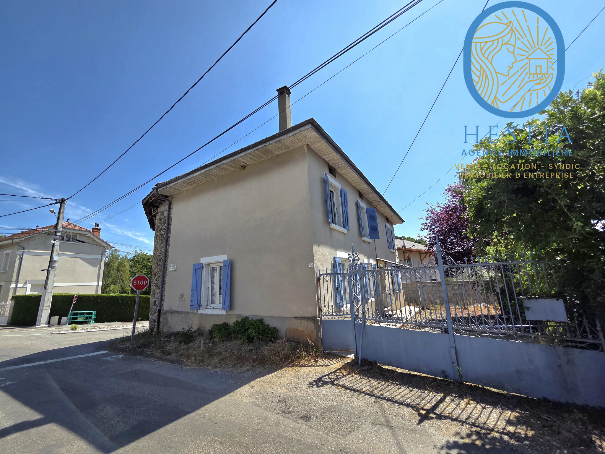 Beaucroissant, maison ancienne avec jardin